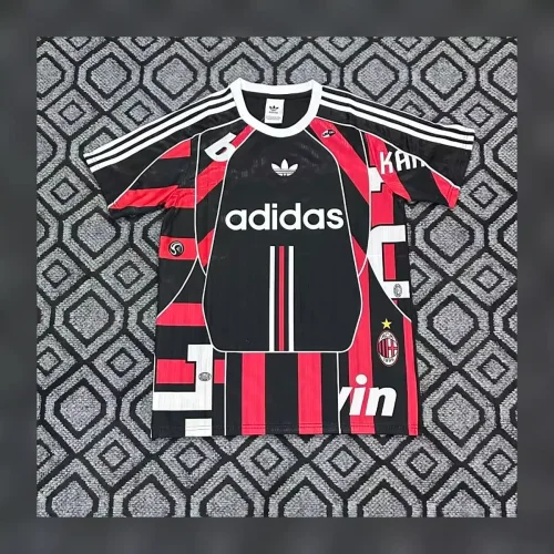 חולצת מילאן מהדורה מיוחדת 2026/27 – adidas גאומטרי בשחור־אדום, גרסת אוהדים — חולצת כדורגל