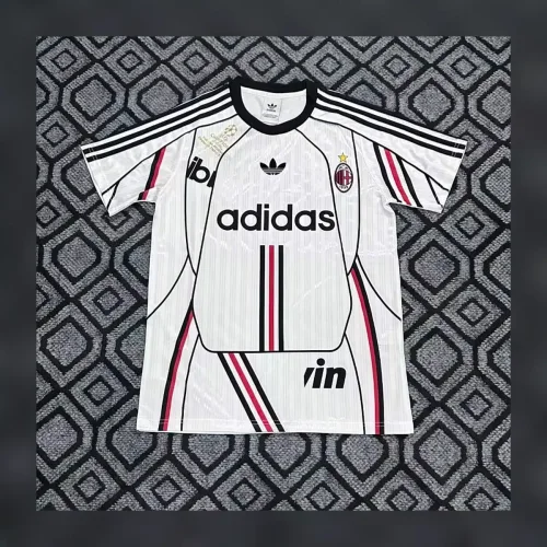 חולצת מילאן מהדורה מיוחדת 2026/27 – adidas רטרו בלבן־שחור־אדום, גרסת אוהדים — חולצת כדורגל