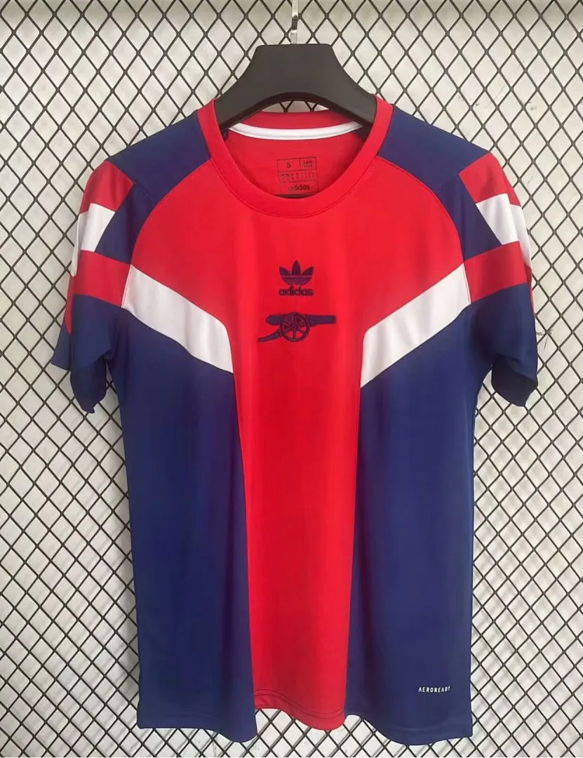 חולצת טי של ארסנל 2025/26 – עיצוב adidas Originals עם סמל Trefoil — חולצת טי, חזית