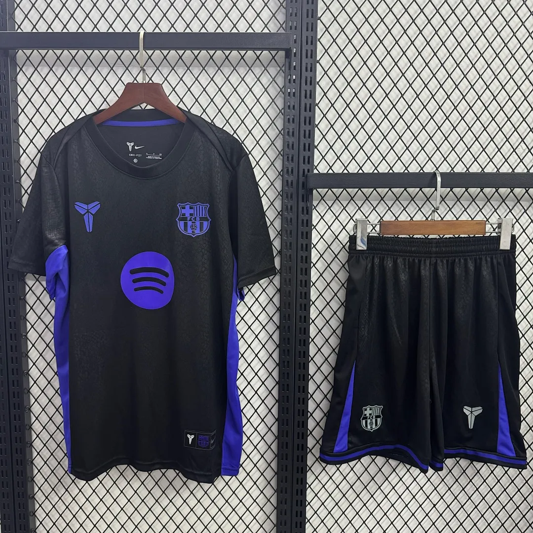 סט חולצה ומכנסיים של ברצלונה מהדורה מיוחדת 2025/26 – עיצוב שחור־כחול גרפי — סט חולצה ומכנסיים, חזית