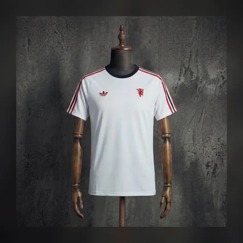 חולצת טי של מנצ׳סטר יונייטד 2026/27 – adidas Originals לבן, גרסת אוהדים — חולצת טי