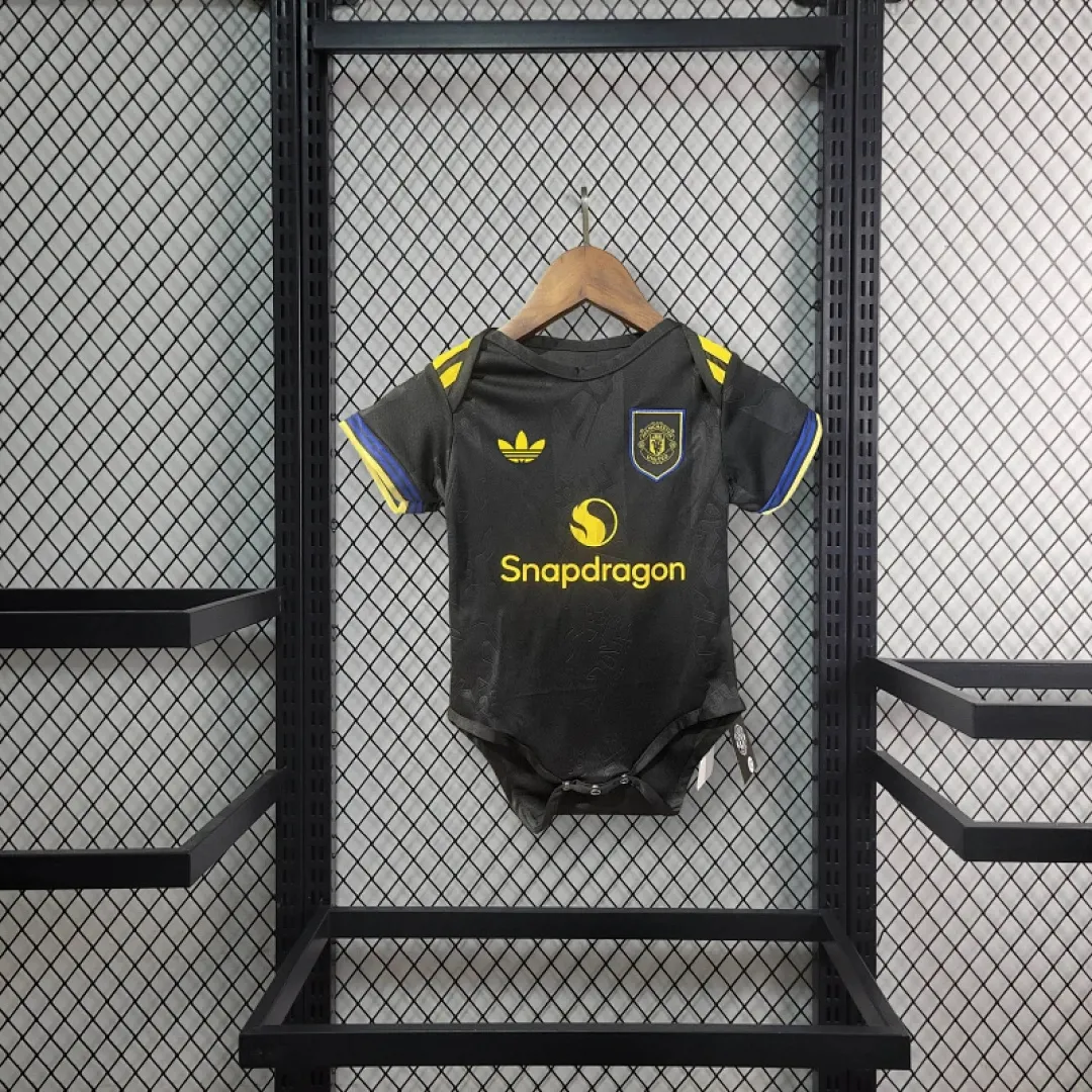 בגד גוף לתינוק של מנצ׳סטר יונייטד שלישית 2025/26 — בגד גוף לתינוק, חזית