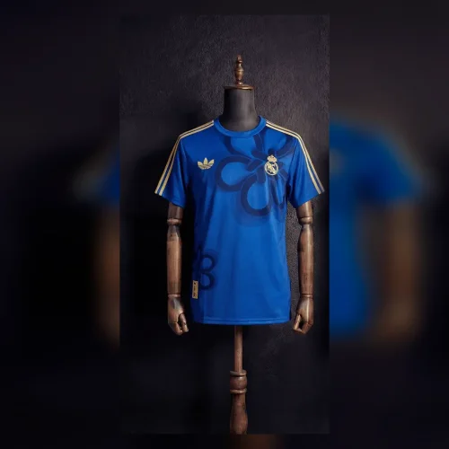 חולצת ריאל מדריד מהדורה מיוחדת 2026/27 – עיצוב פרח כחול, גרסת אוהדים — חולצת כדורגל