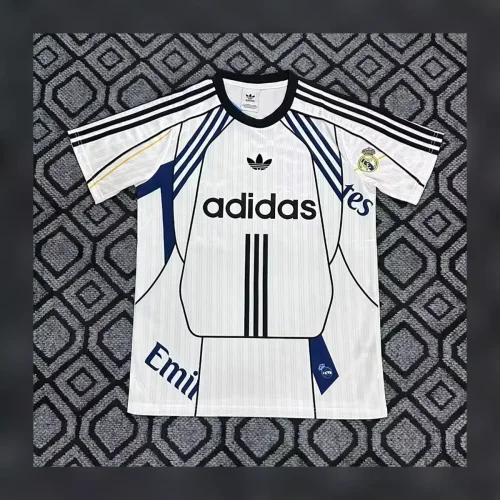 חולצת ריאל מדריד מהדורה מיוחדת 2026/27 – adidas אבסטרקטי בלבן־שחור, גרסת אוהדים — חולצת כדורגל